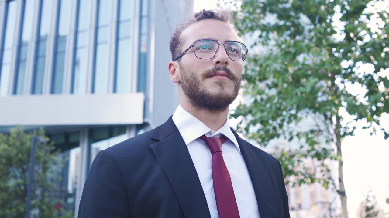 un hombre de negocios confiado.