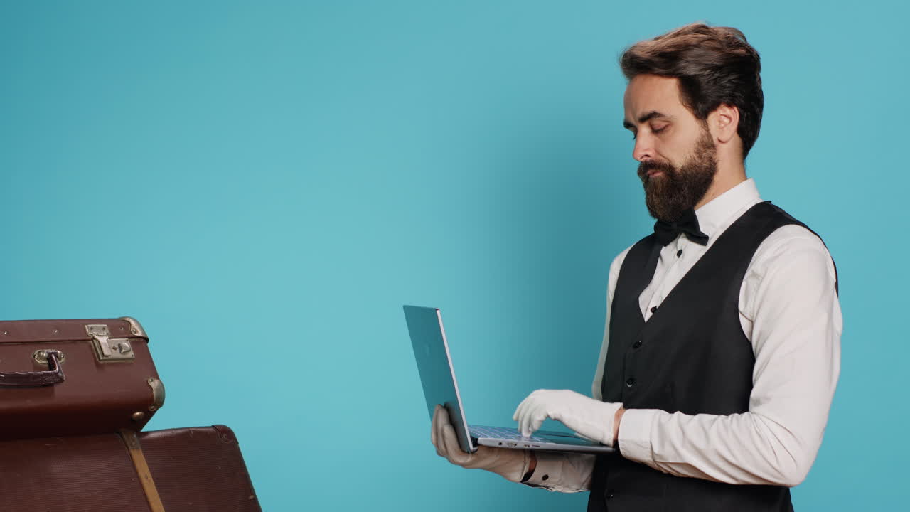 portero de hotel trabajando en una computadora portátil