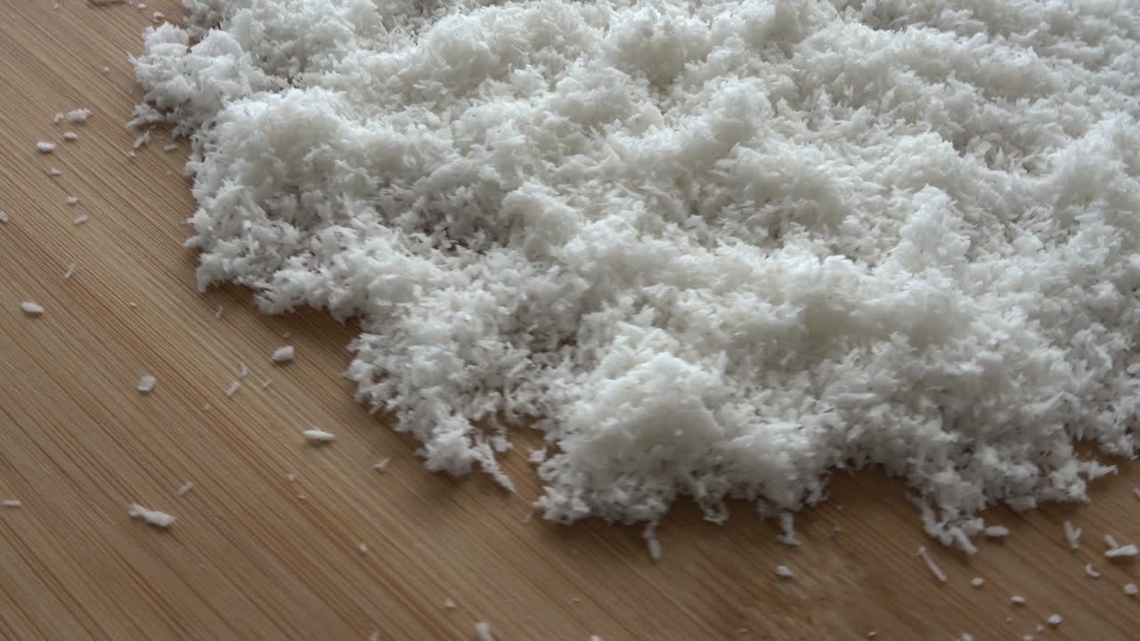 flocos de coco rallados. ingrediente dietético natural de las nueces