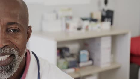 retrato de un médico afroamericano con bata de laboratorio y estetoscopio, espacio de copia, cámara lenta