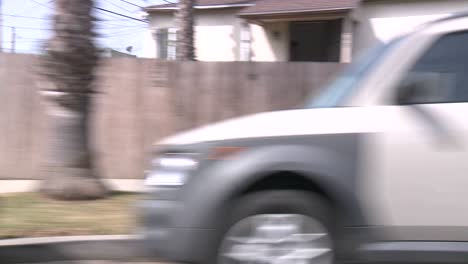 un auto viaja a lo largo de una calle en santa monica california como se ve a través de la ventana lateral 8