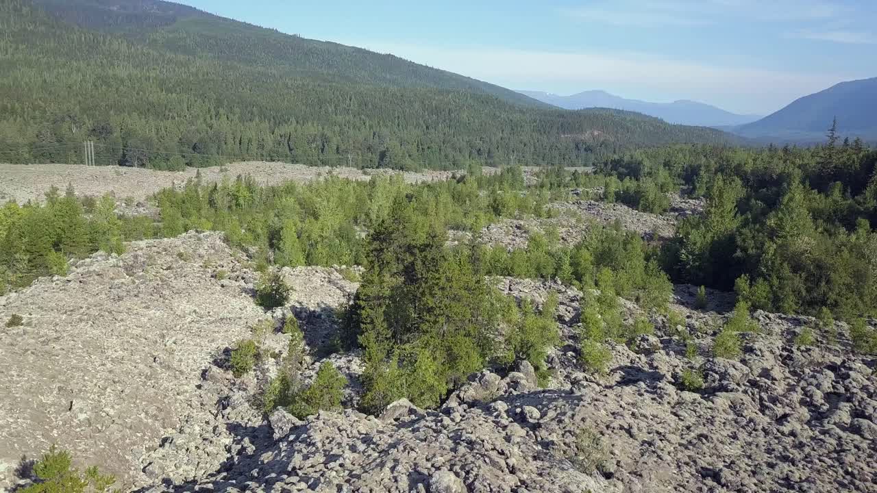 la lava y los escombros de ceniza llenan el valle del río nass de la erupción volcánica.