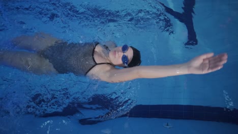 joven deportiva nadando en la piscina
