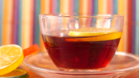 té de limón con un fondo colorido