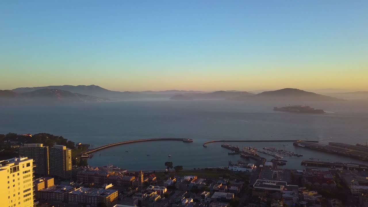 샌프란시스코의 유명한 알카트라즈 감옥을 드러내는 공중 팬 오른쪽 - 4k