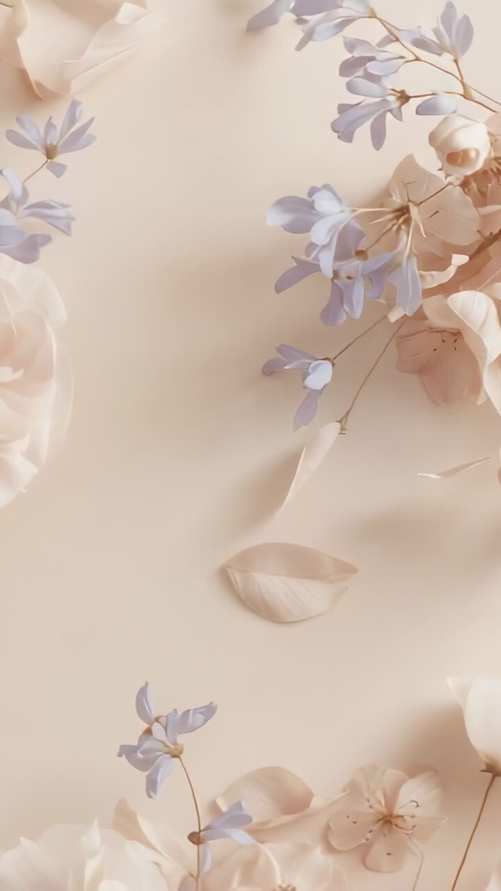 Video verticale: Spostamento del fotogramma che fa fluttuare rose crema, boccioli e petali per rivelarne il centro in studio.