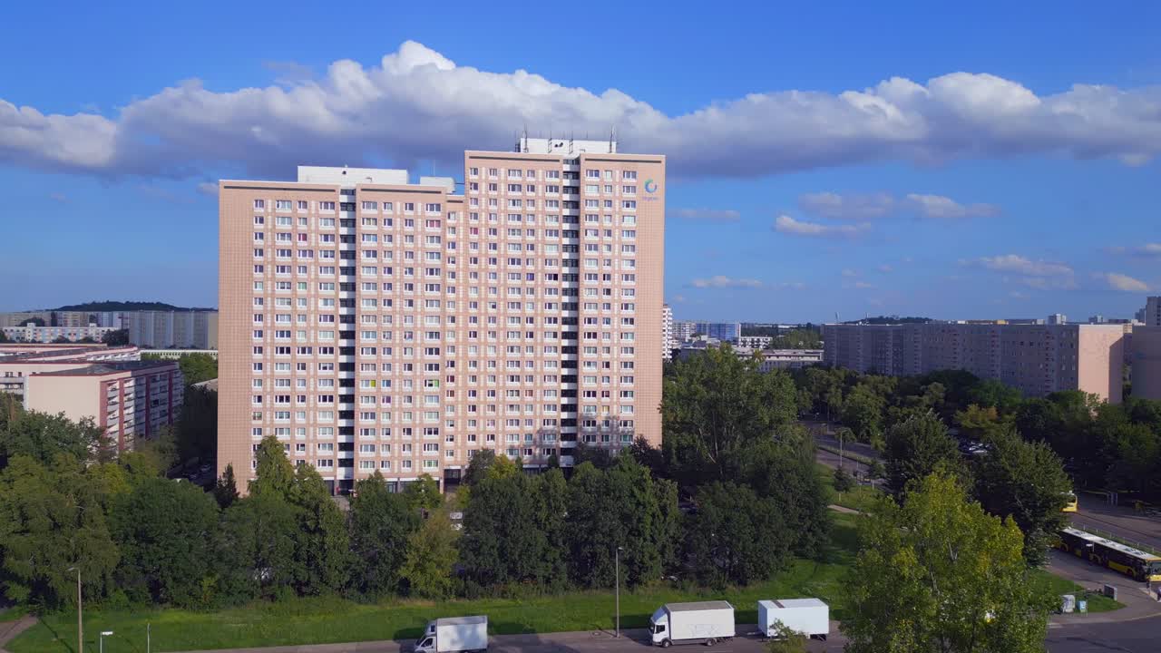 fabuloso vuelo aéreo desde arriba gran panel sistema edificio apartamento, complejo de viviendas prefabricadas, berlín marzahn alemana oriental verano de 2023
