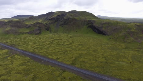 Luftaufnahme-Der-Straße-Durch-Moosiges-Lavafeld-In-Island.