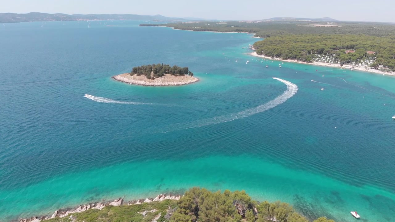 Giro in motoscafo intorno alla piccola isola.