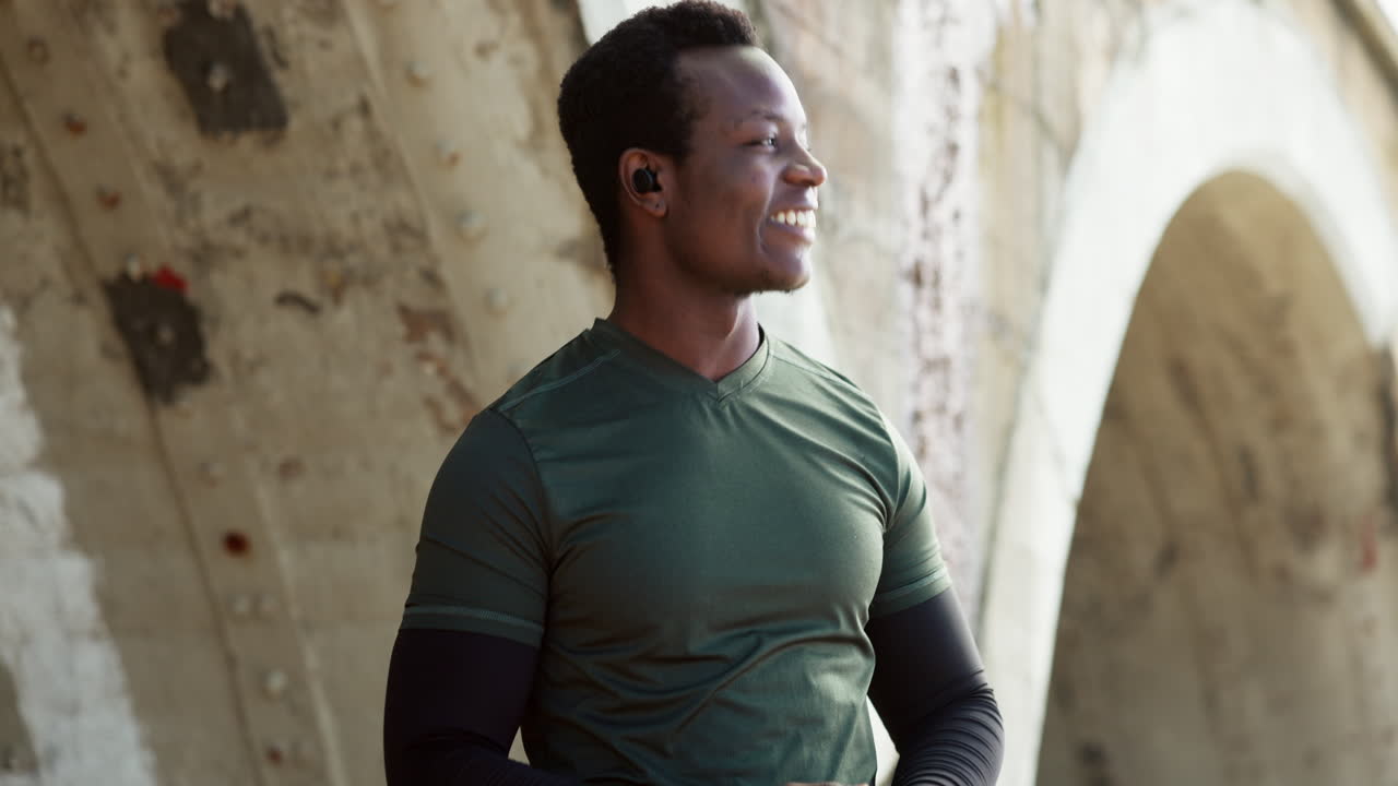 al aire libre, bailando y hombre negro con fitness