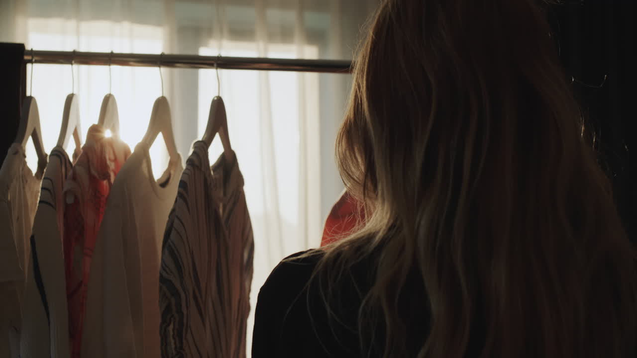 여자 는 드레싱  ⁇  에서 드레스 를 선택 한다. 뒷면