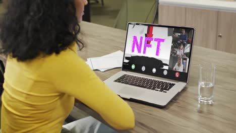 video de una mujer afroamericana haciendo una videollamada nft en una computadora portátil con varios compañeros de trabajo