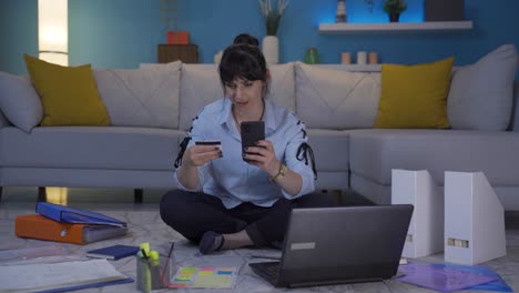 Mujer-Trabajadora-De-Oficina-En-Casa-Haciendo-Compras-En-Línea.