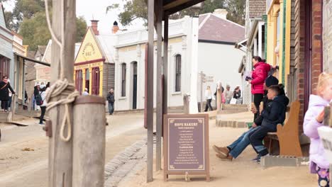 la familia explora la calle histórica y la panadería.