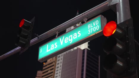 letrero de las vegas blvd en la tira de las vegas en nevada, estados unidos