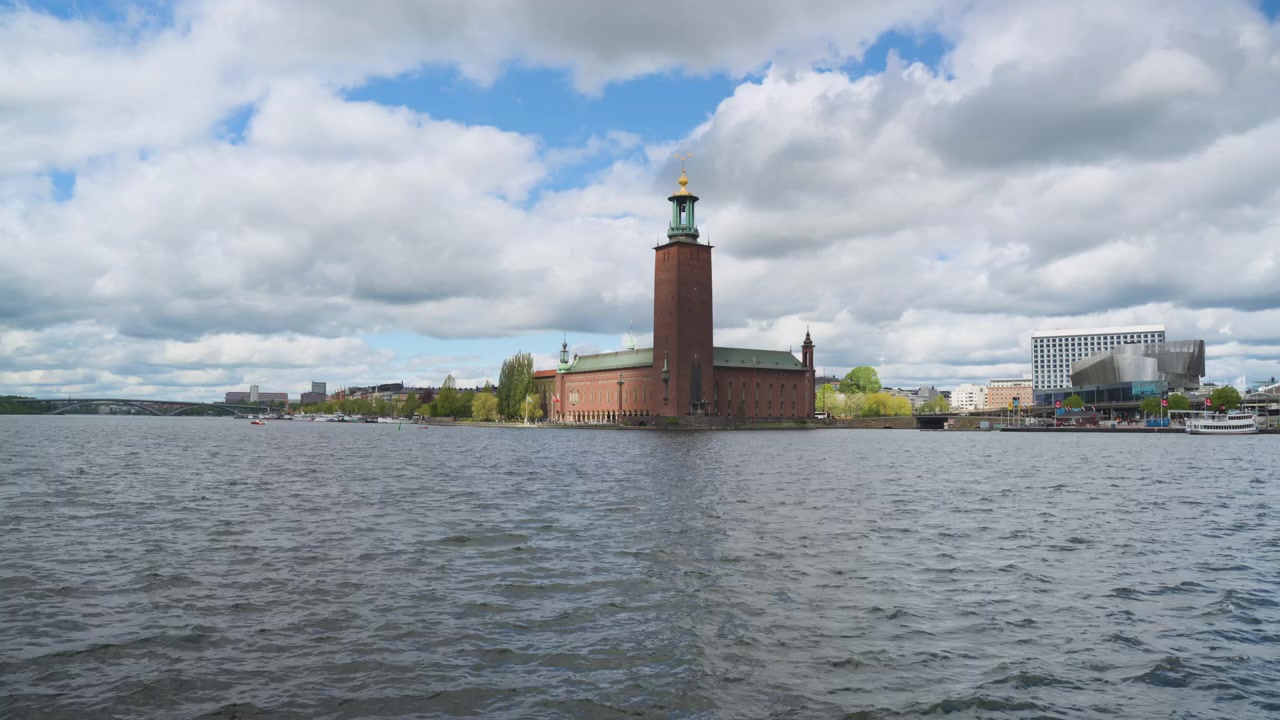 Rådhuset i Stockholm, Sverige. Overskyet sommerdag. Jevnt gående opptak