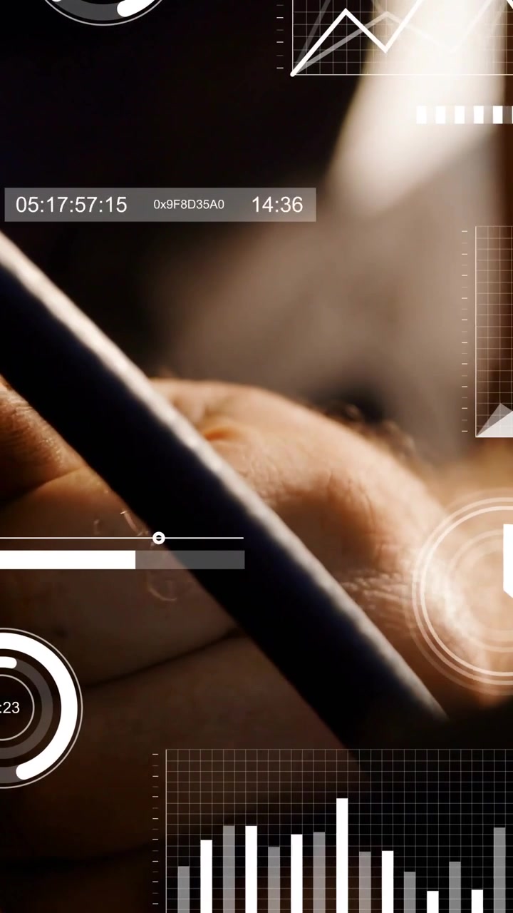 Vertikal video: Moden mands hånd rører ved en stang, HUD-diagrammer vises og scanner efter tekniske data