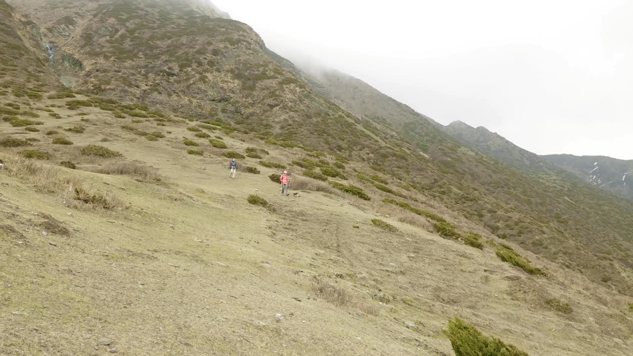 dos mochileros en el paso de larke en nepal. área de manaslu.