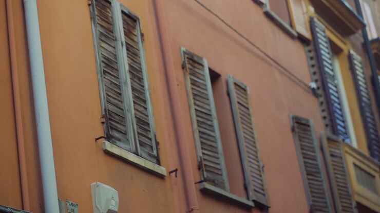Palazzi di città italiana con persiane