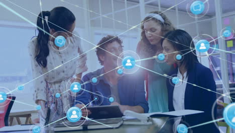 animación de una red de iconos digitales sobre un equipo de diversos colegas discutiendo juntos en la oficina