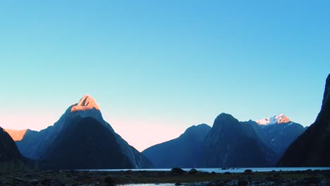 Zeitraffer-Des-Sonnenuntergangs-Am-Milford-Sound-Im-Fiordland-National-Park,-Neuseeland