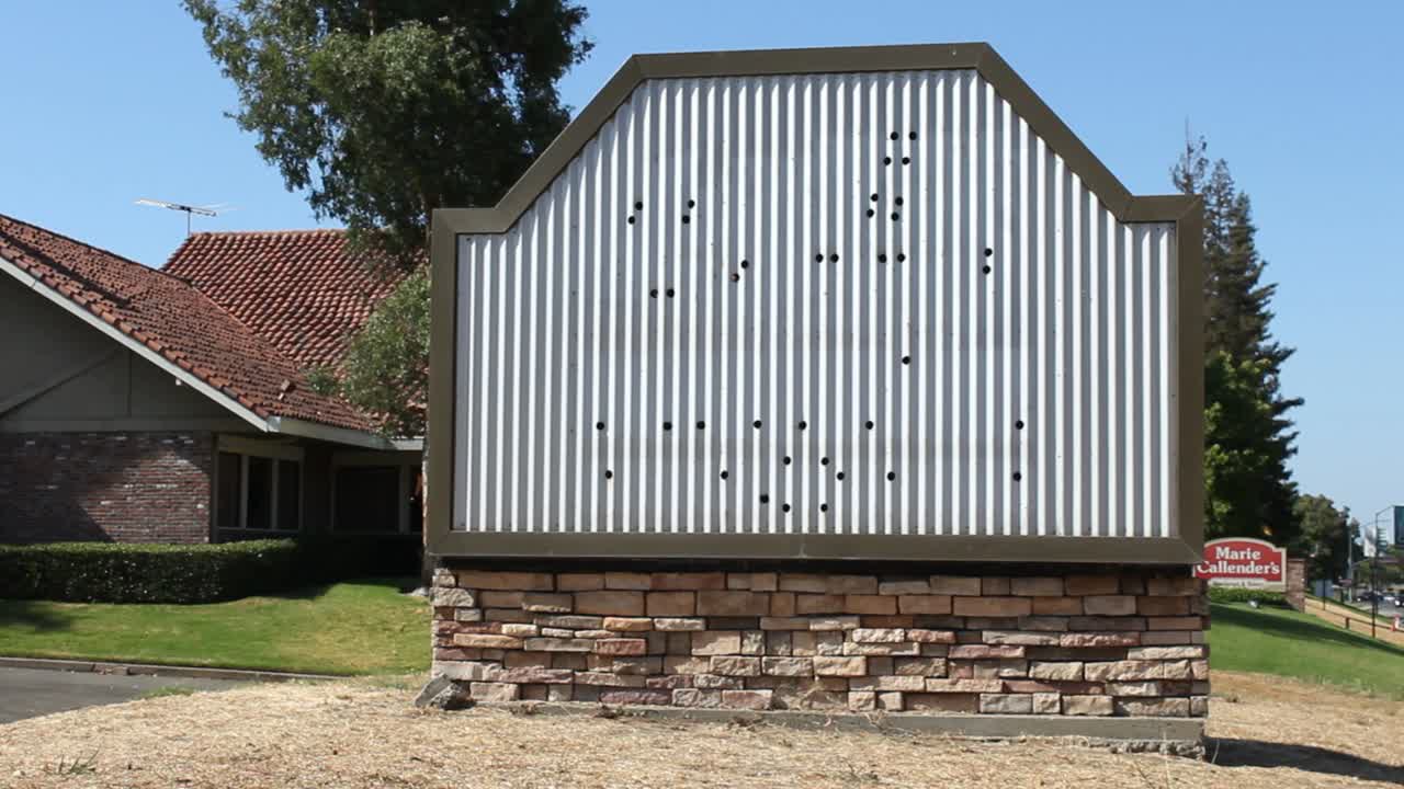 restaurante abandonado edificio signo metal sin palabras
