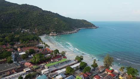 Vuelo-En-Cámara-Lenta-Sobre-La-Playa-De-Fiesta-De-Luna-Llena-En-Tailandia