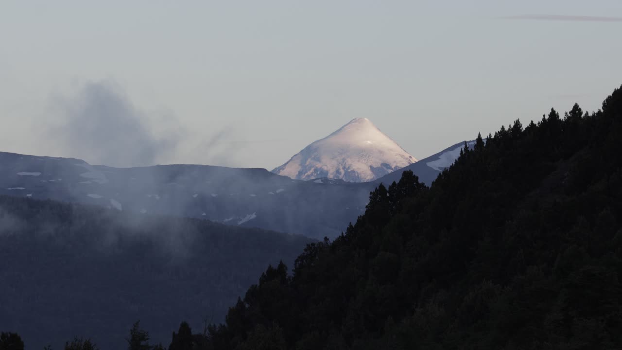 Fumo vapore dallo stratovulcano Lanín, Argentina.