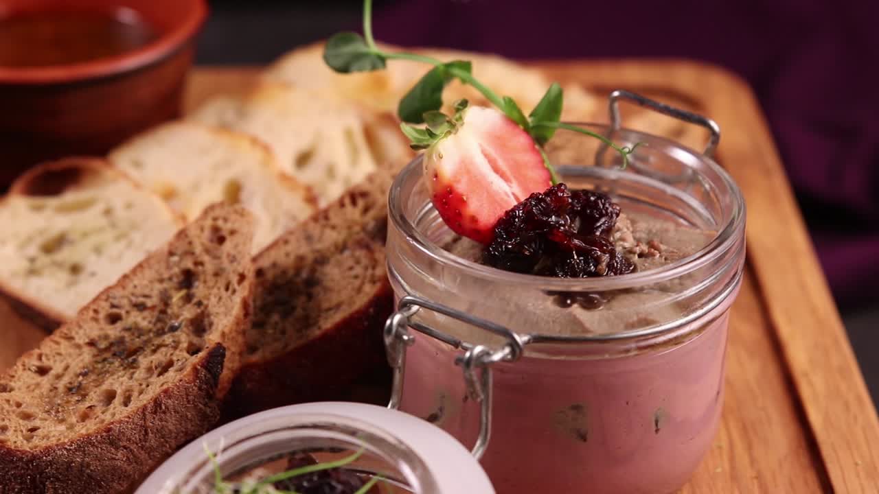 과 딸기와 함께 간 파테