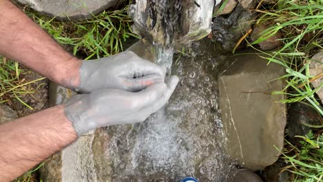 método tradicional de lavado de manos limpio con cenizas de madera gris método de técnica de lavado de manos contra el coronavirus covid-19 en la supervivencia de la naturaleza rural silvestre