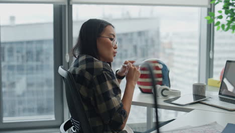 Nachdenklicher-Texter-Denkt-Nach,-Blick-Auf-Die-Stadt-Im-Büro.-Frau-Mit-Brille-Sucht-Lösung