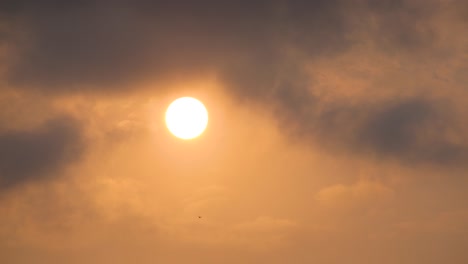 Heiße-Sonne,-Die-Durch-Die-Orangefarbene-Himmelslandschaft-Brennt