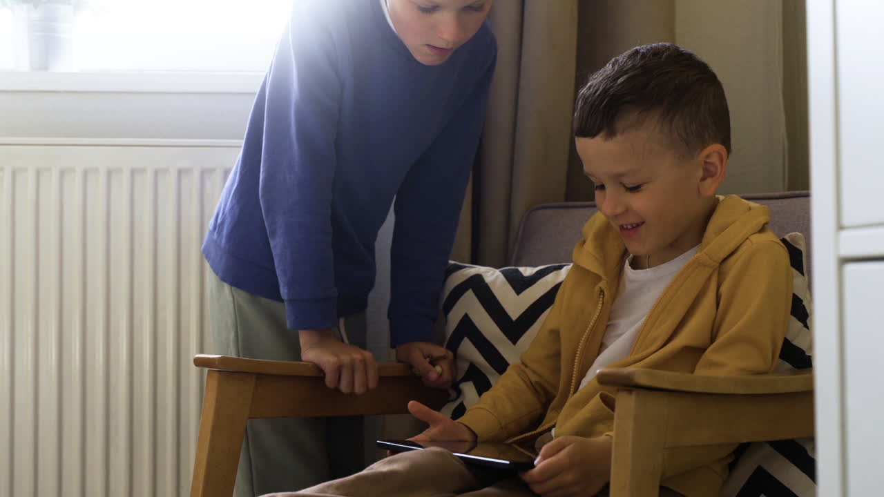 niño sentado en una silla