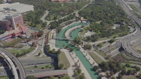 Toma-Aérea-Orbital-Del-Paseo-Santa-Lucía,-Monterrey,-Nuevo-León