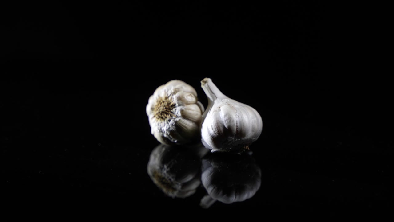 L'aglio è un ingrediente utile per cucinare.