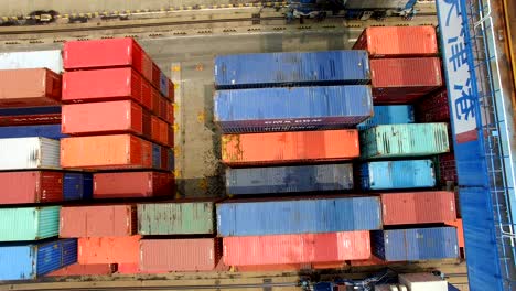 vista aerea del porto con i container di carico, tianjin, cina.