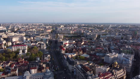 Retirada-Aérea-De-La-Ciudad-De-Bucarest,-Día-Soleado-Durante-La-Hora-Dorada.