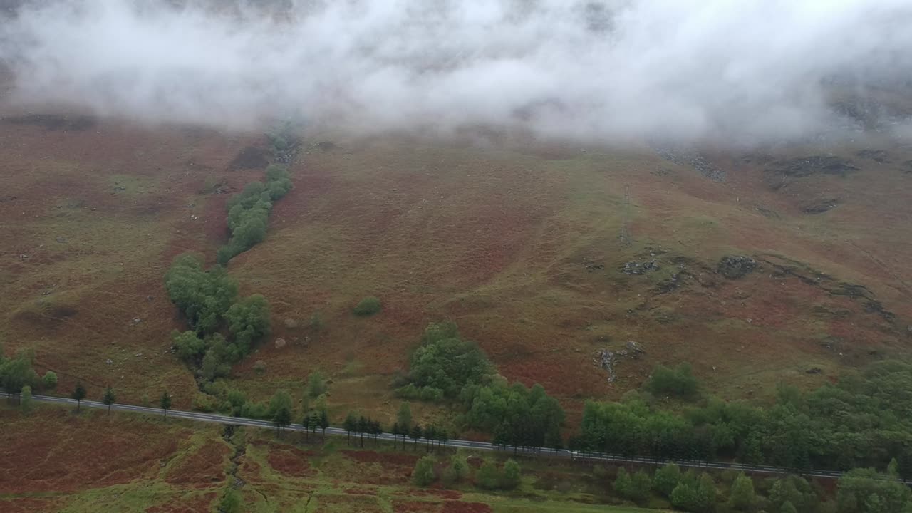 스코틀랜드 하이랜드 크릭의 시네마틱 줌 아웃 드론 샷