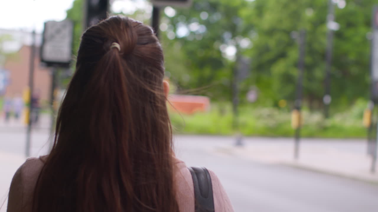 스트레스를 받거나 화를 내고 있는 여성, 생활비, 부채 및 청구서 지불에 대한 재정적 우려로 밖에서 휴대 전화로 이야기하는 여성