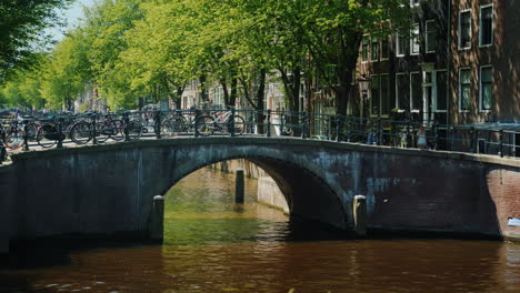 puente a través de un canal en amsterdam