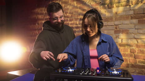 dj trabajando en la discoteca