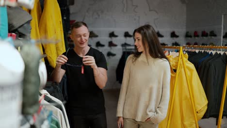 Una-Pareja-Feliz-Comprando-En-El-Centro-Comercial,-Probándose-Gafas-De-Sol-Del-Muñeco-Y-Tomando-Una-Foto.