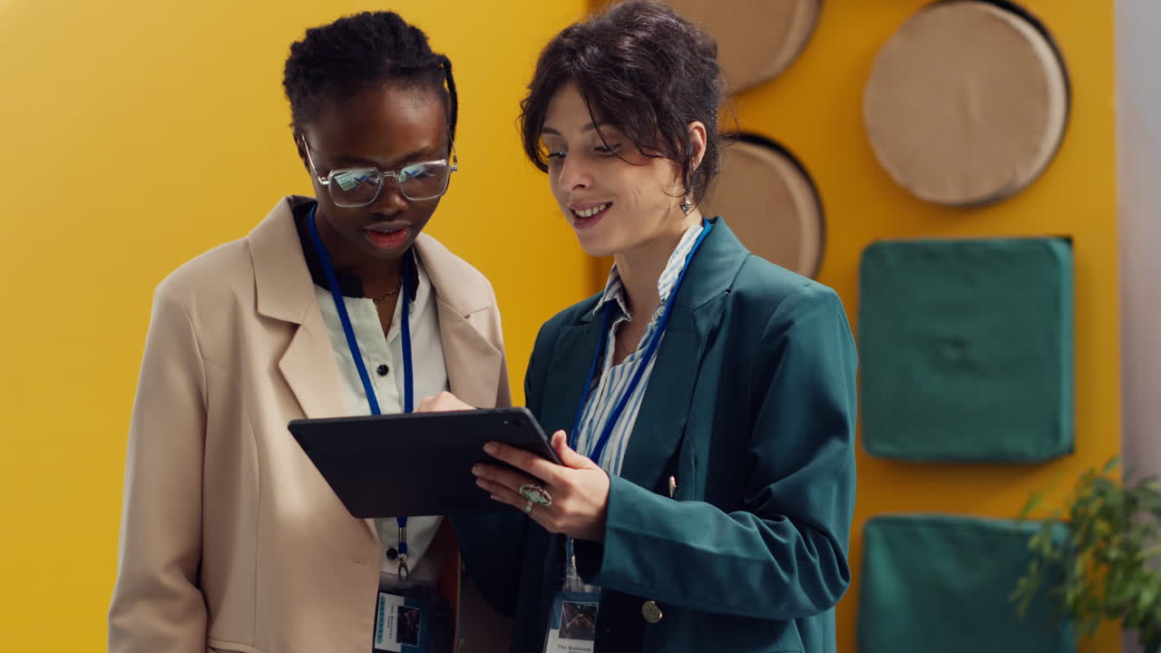 equipo de analistas empresariales examina la retroalimentación sobre proyectos anteriores