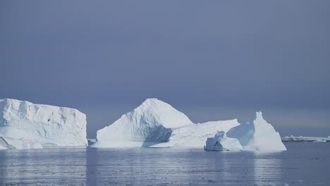 paisaje de icebergs y hielo en la península antártica en vasto paisaje dramático, hermoso paisaje marino con grandes formas inusuales en el azul escena costera de invierno