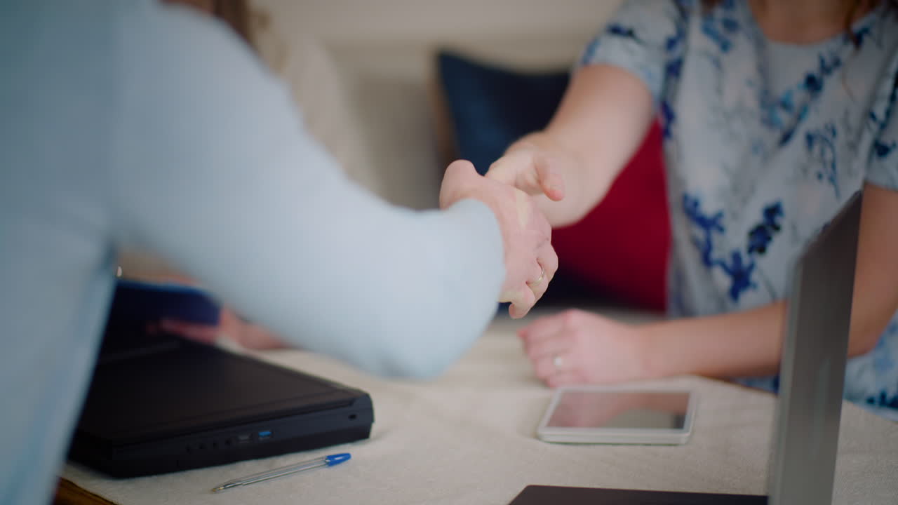 Un apretón de manos de negocios.