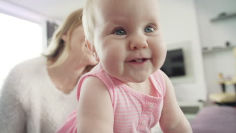 retrato de bebé feliz. niño curioso explorando el mundo. pequeña sonrisa de bebé