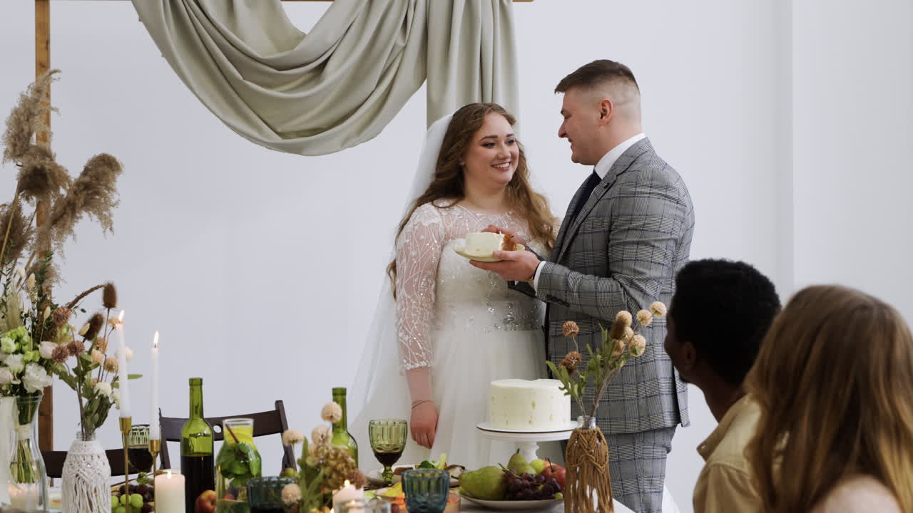 pareja de bodas con el postre en el banquete