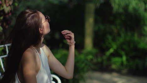 mujer relajándose en un jardín