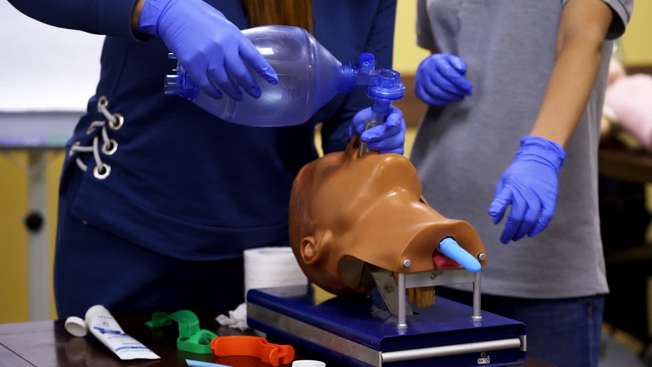 Sessione di formazione per il primo soccorso. Una persona esegue la procedura di rianimazione su un manichino con sistema di respirazione.