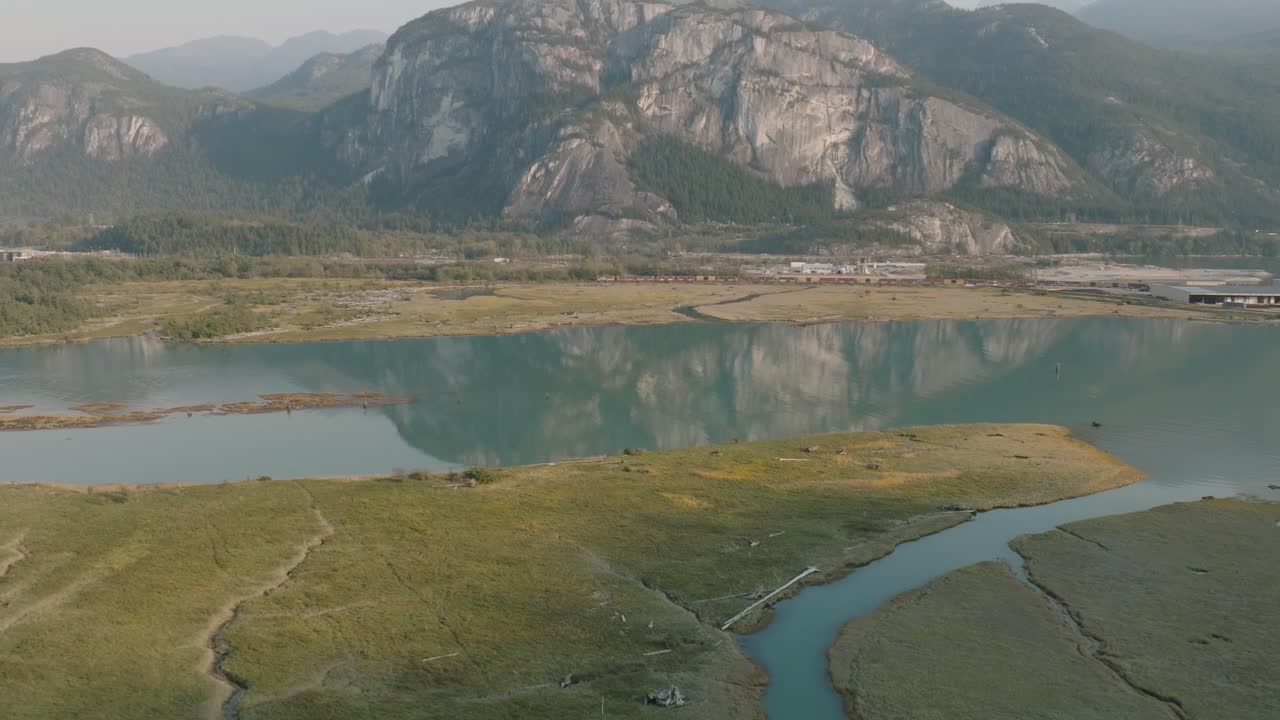 drone pan en el estuario de squamish, bc, canadá 4k